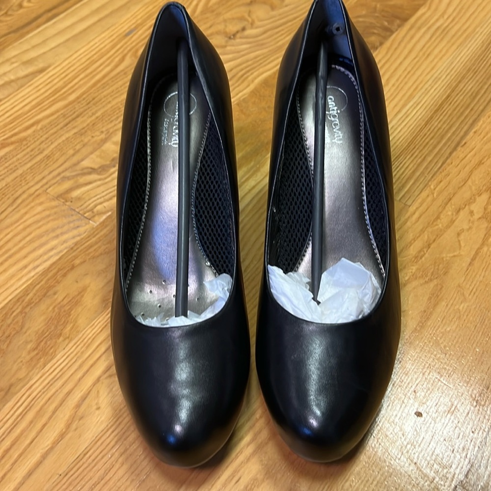 NWOT Easyspirit  Anti- Gravity Black Heels.